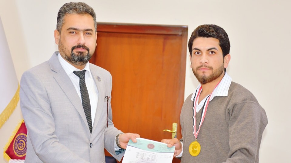 تكريم الطلبة ضمن النشاطات الطلابية
